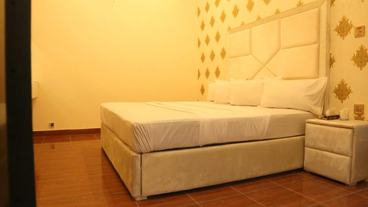 Hotel De Smart Multan Exteriör bild